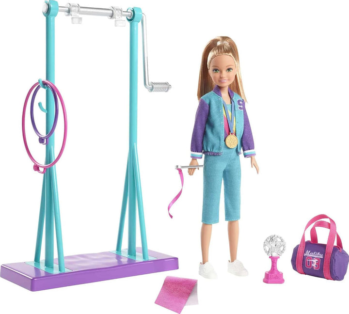 Muñeca Barbie Team Stacie y Set de Juego de Gimnasia con Barra Gira...