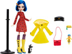 Monster High Muñeca Skullector, Coraline coleccionable en impermeab...