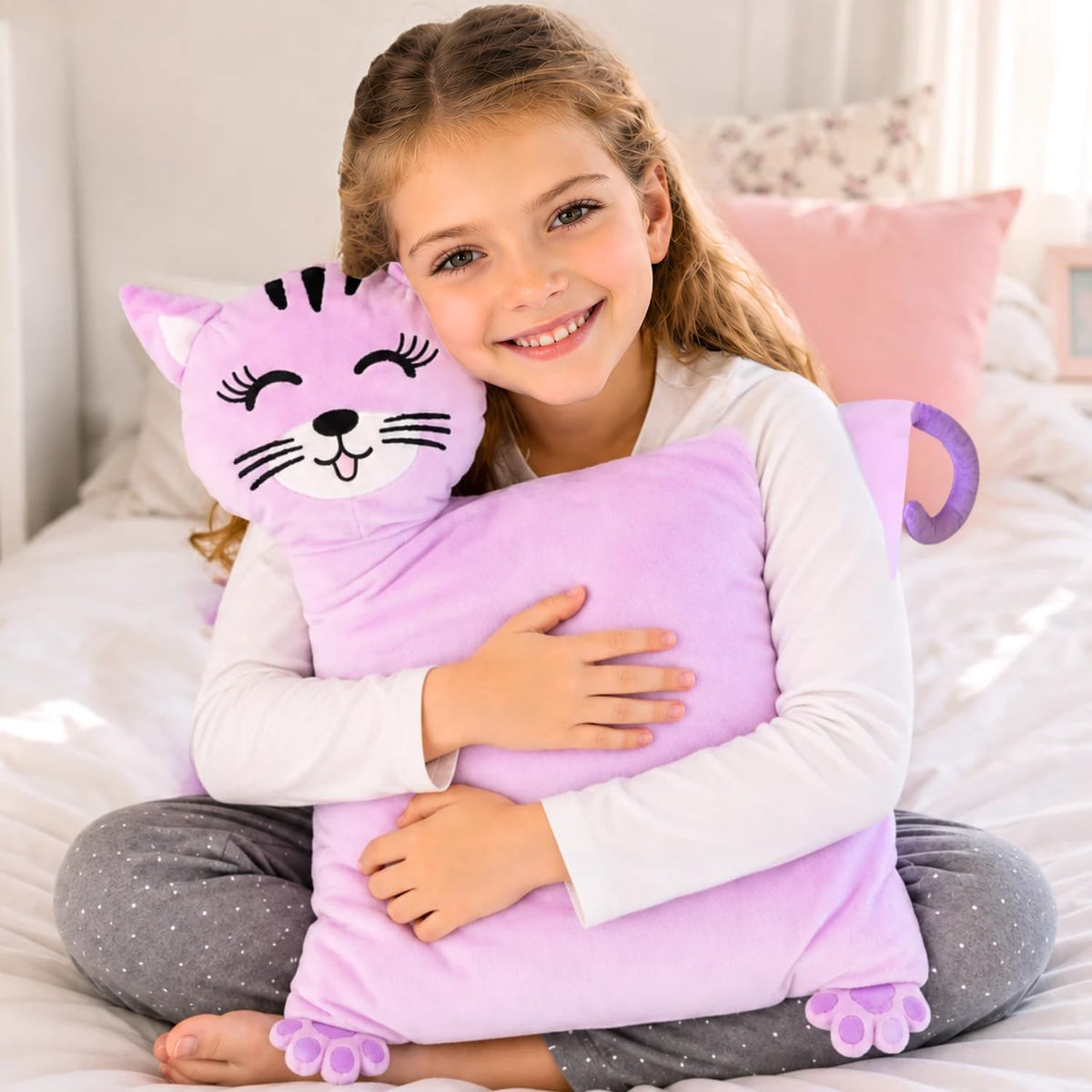 LUNAMIRA Almohada de felpa de gato para niños – Bonita almohada de peluche de gatito morado, 16 x 14 pulgadas para acurrucarse a la hora de dormir y noche de cine, funda lavable con cremallera