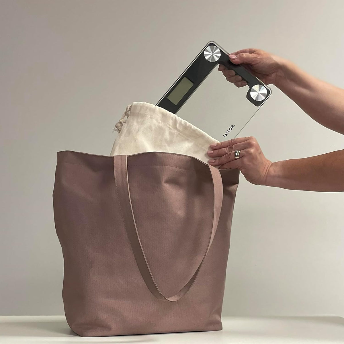 Taylor Báscula de viaje compacta con bolsa de lona, plataforma de vidrio de
