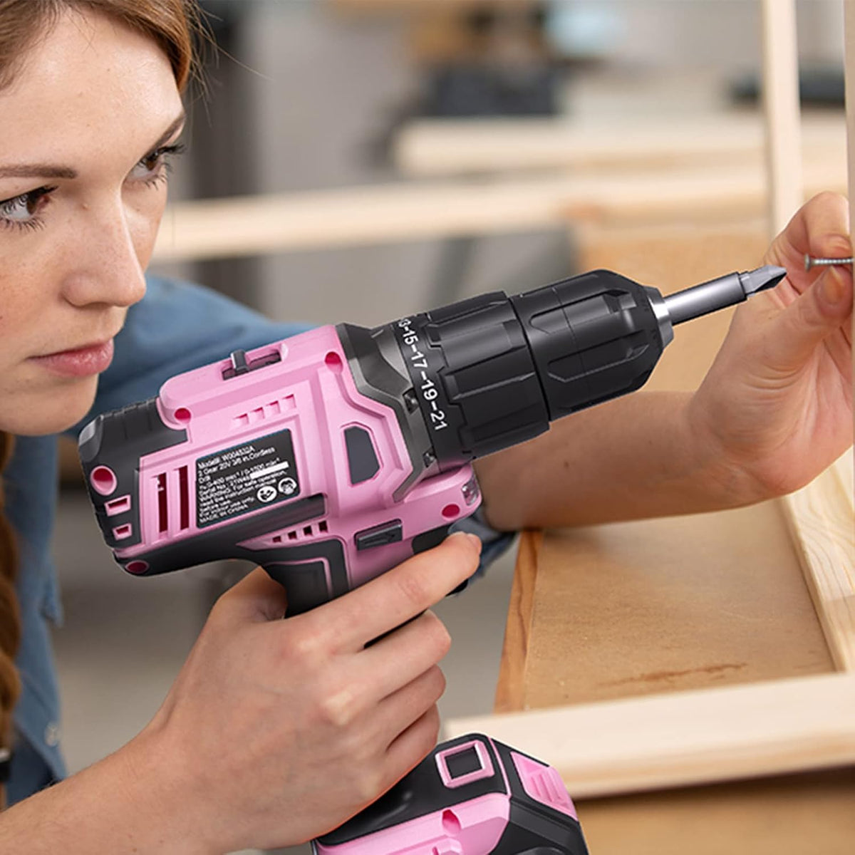 WORKPRO Taladro Atornillador Inalámbrico Rosa de 20V de Iones de Litio, 1 Batería, Cargador y Bolsa de Almacenamiento Incluidos - Cinta Rosa