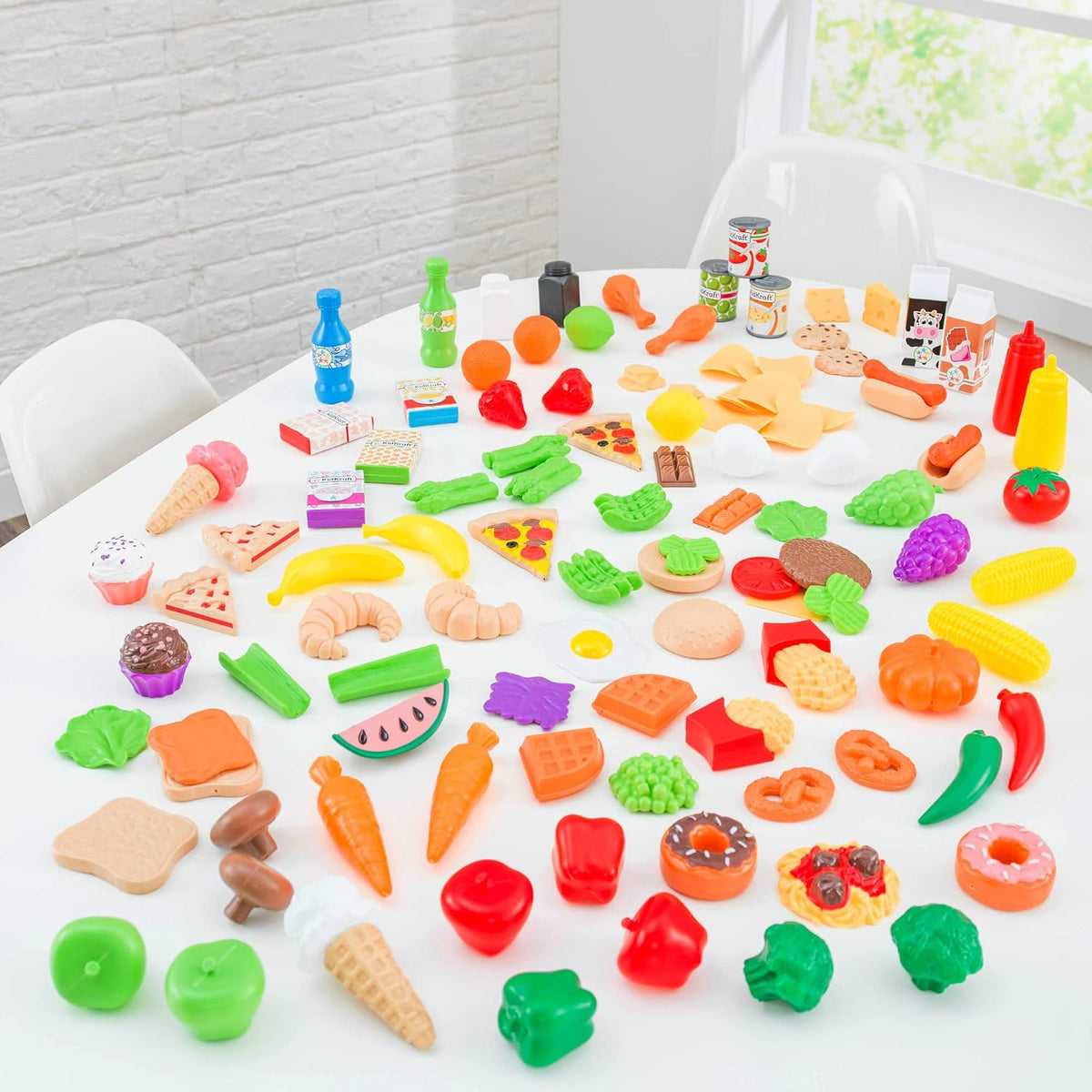 KidKraft Juego de Comida de Juego de Simulación Deluxe Tasty Treats de 115 Piezas, Artículos de Plástico para Comestibles y Despensa, Regalo para Edades 3+