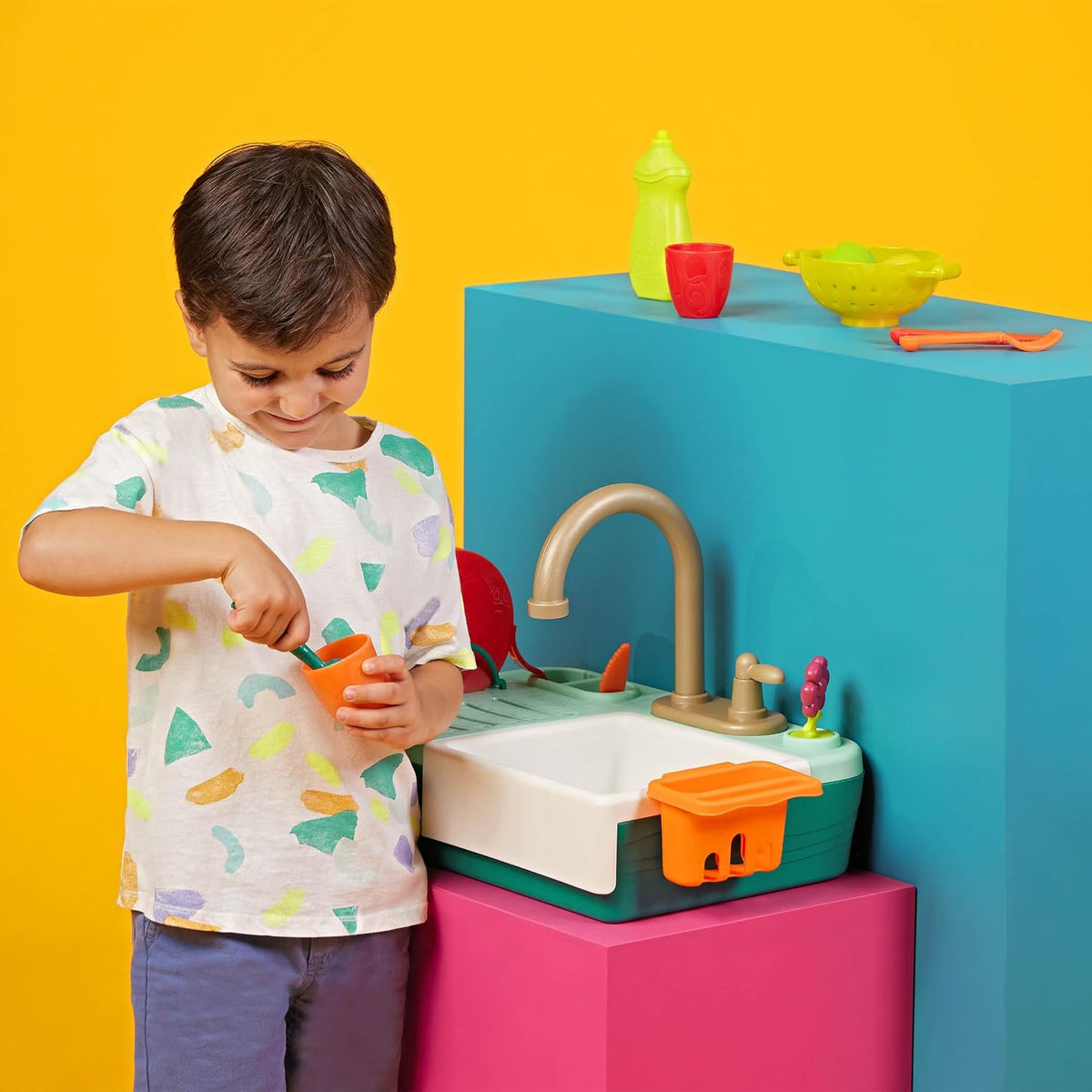 B. toys - Fregadero de juego, fregadero Splash-n-Scrub con grifo de agua corriente