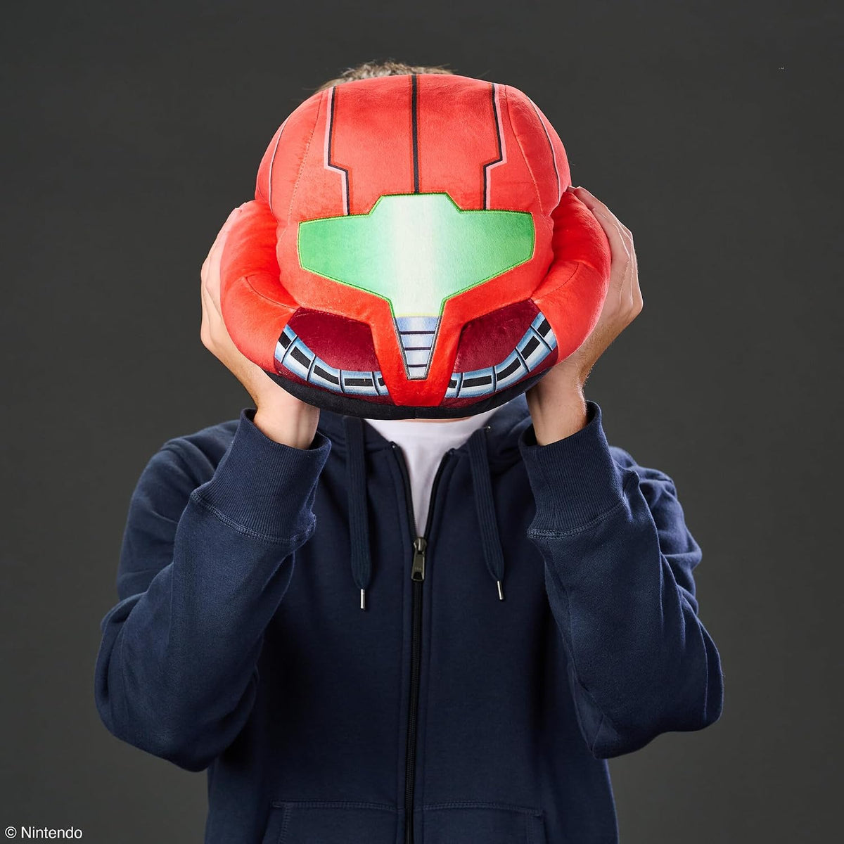 Club Mocchi- Mocchi- Metroid Prime Peluche - Casco de Samus - Peluche con Licencia Oficial con Detalles Auténticos - Mercancía de Videojuegos y Decoración de Sala de Videojuegos para Adolescentes