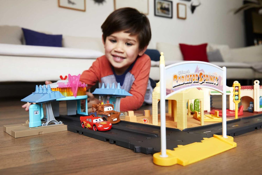 Mattel Disney y Pixar Cars On The Road Playset con 2