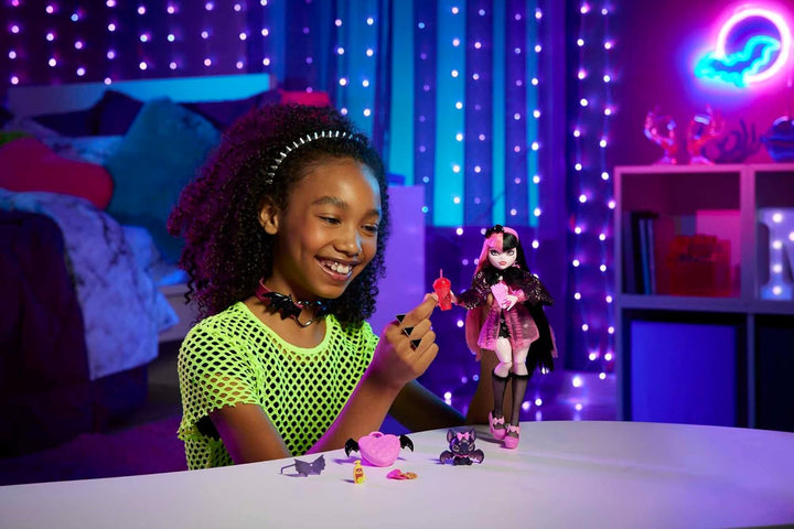Muñeca Monster High, Draculaura con cabello rosa y negro en look ca...