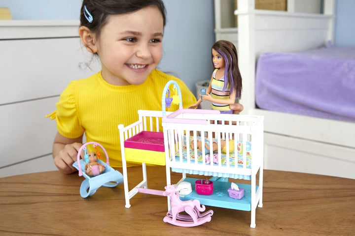 Muñecas y juego de Barbie Skipper Babysitters Inc, guardería para t...
