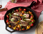 Sartén de hierro fundido Lodge con minimango rojo de silicona de 8 pulgadas