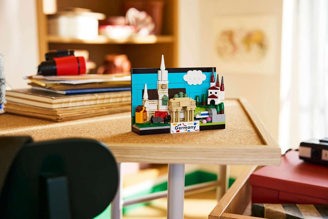 LEGO Creator Germany Postcard - Juego de construcción de 240 piezas...