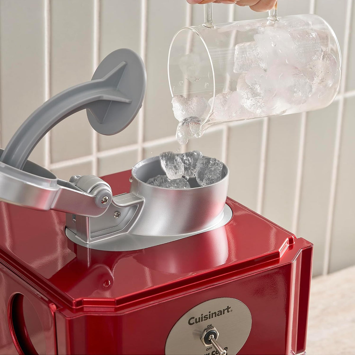 Cuisinart - Máquina de cono de nieve, motor de 90 W, seguridad de enclavamiento, 4 conos reutilizables, diseño compacto, encimera, color rojo