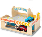 Melissa & Doug Estación de Servicio Parqueadero con 2 Coches de Madera y Lavado de Autos Drive-Thru