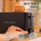 Nostalgia Tostadora delgada de 2 rebanadas, ranura ancha, diseño que ahorra espacio, esfera dorada ajustable, ranura larga de 10 pulgadas para 2 rebanadas de pan o mitades de bagel, bandeja