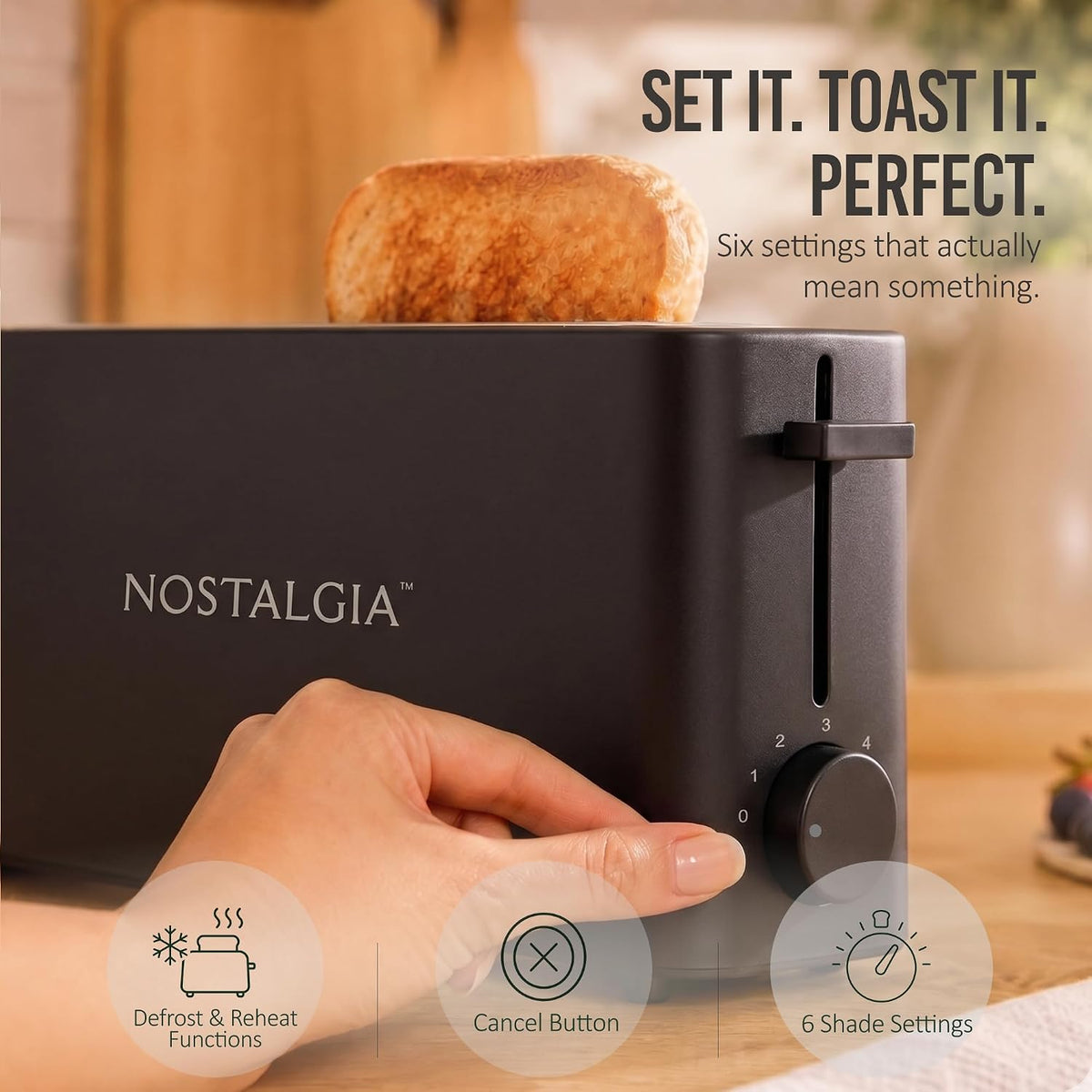 Nostalgia Tostadora delgada de 2 rebanadas, ranura ancha, diseño que ahorra espacio, esfera dorada ajustable, ranura larga de 10 pulgadas para 2 rebanadas de pan o mitades de bagel, bandeja