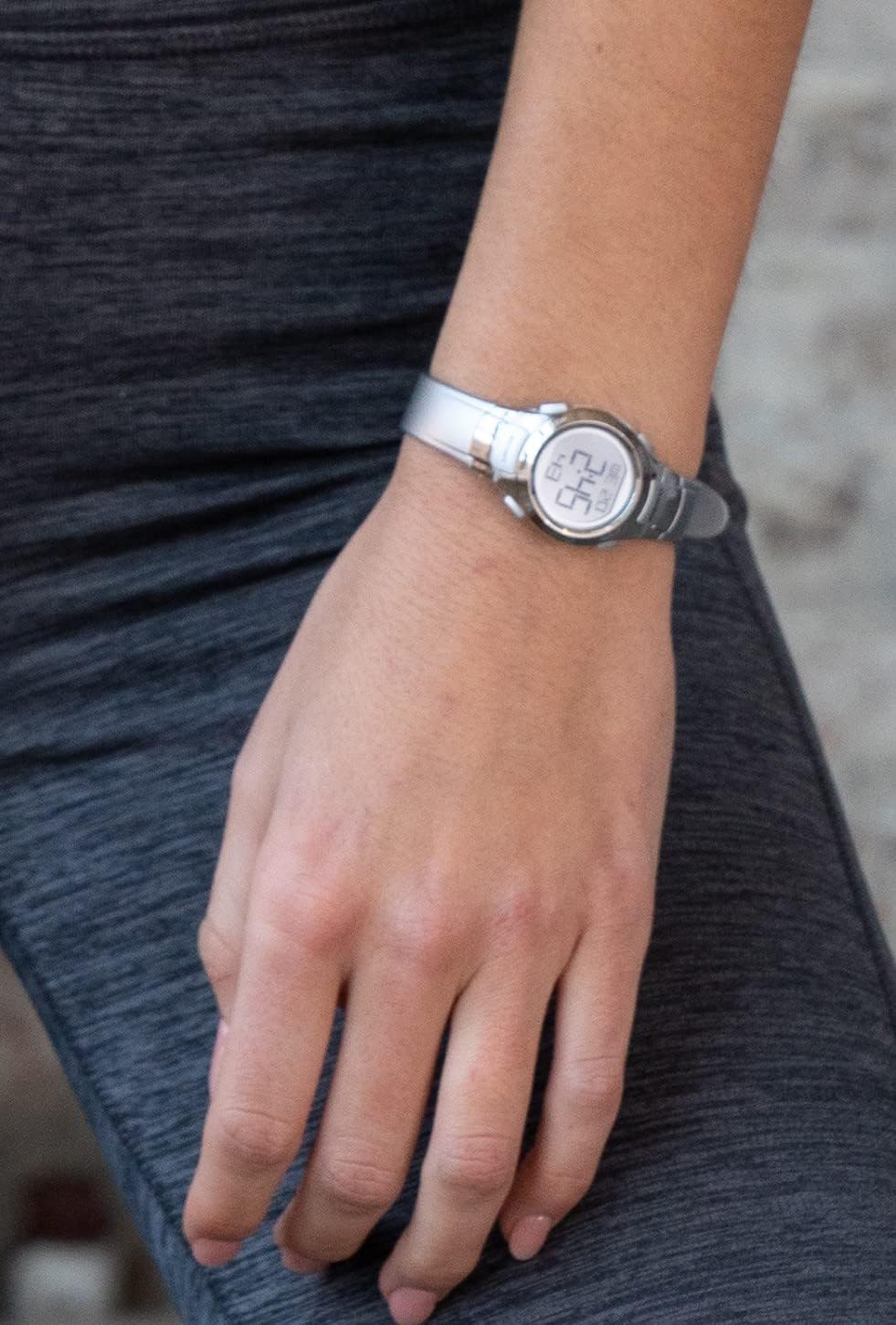 Armitron Sport 45/7012 - Reloj cronógrafo digital para mujer con correa de resina