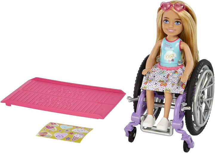 Barbie Muñeca y silla de ruedas Chelsea con ruedas móviles, rampa,...