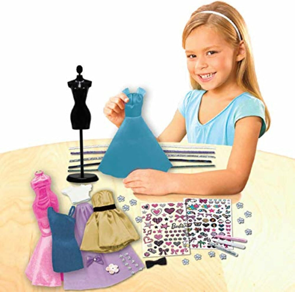 Tara Toys Barbie Sé una verdadera diseñadora de modas Set clásico de kit de ropa de muñeca DIY para niñas con tela, cintas, pegatinas y libro de bocetos Juguetes de moda creativa para niñas de 6 años