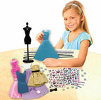Tara Toys Barbie Sé una verdadera diseñadora de modas Set clásico de kit de ropa de muñeca DIY para niñas con tela, cintas, pegatinas y libro de bocetos Juguetes de moda creativa para niñas de 6 años