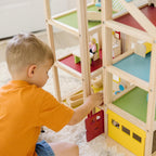 Melissa & Doug Casa de muñecas de madera Hi-Rise con muñecas y muebles de
