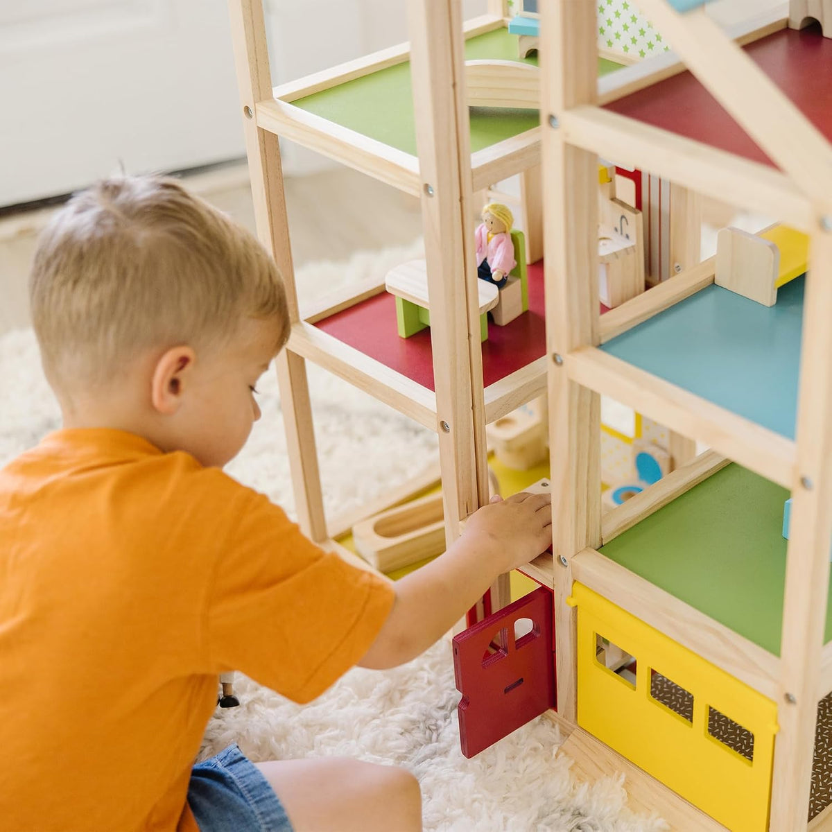 Melissa & Doug Casa de muñecas de madera Hi-Rise con muñecas y muebles de