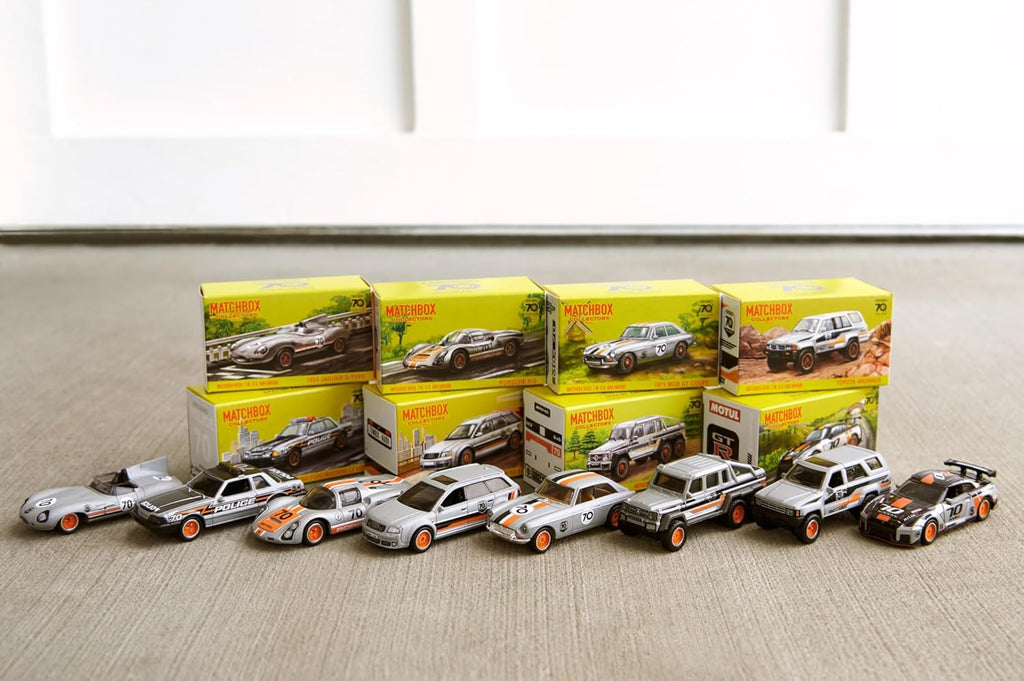 Matchbox Cars, juego de 8 autos fundidos a presión en escala 1:64 con decoraciones de primera calidad, incluyendo 1 vehículo exclusivo, neumáticos de agarre verdadero, acabado en tono platino