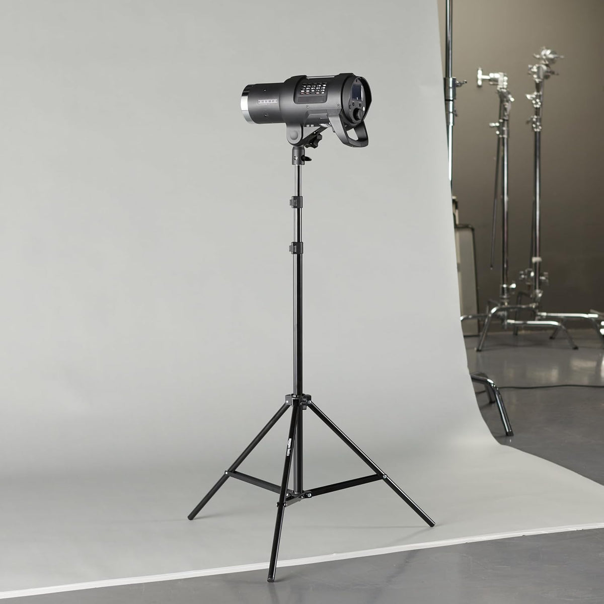 Amazon Basics Trípode portátil de aluminio para fotografía con funda, 2.8-6.7 pies, negro