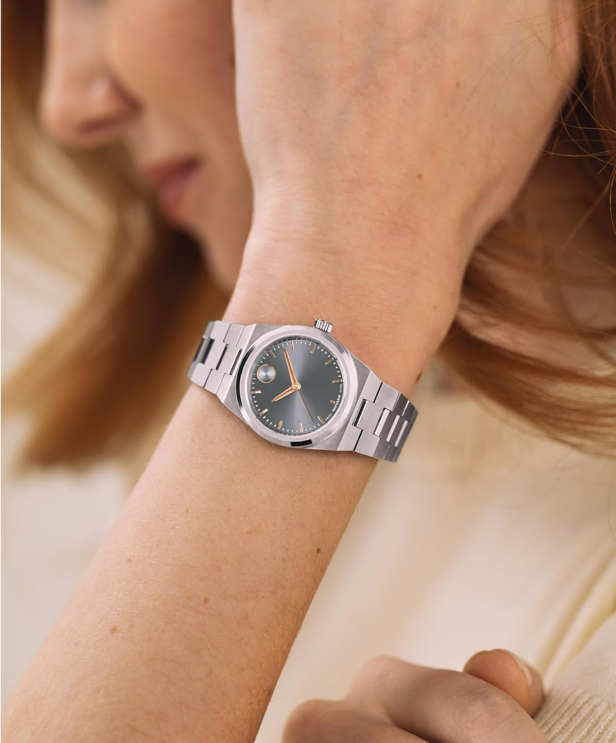 Movado Reloj Bold Quest Mini de 28mm para mujer, movimiento de cuarzo suizo, caja y brazalete de acero inoxidable, punto distintivo, pieza de lujo moderna y pequeña
