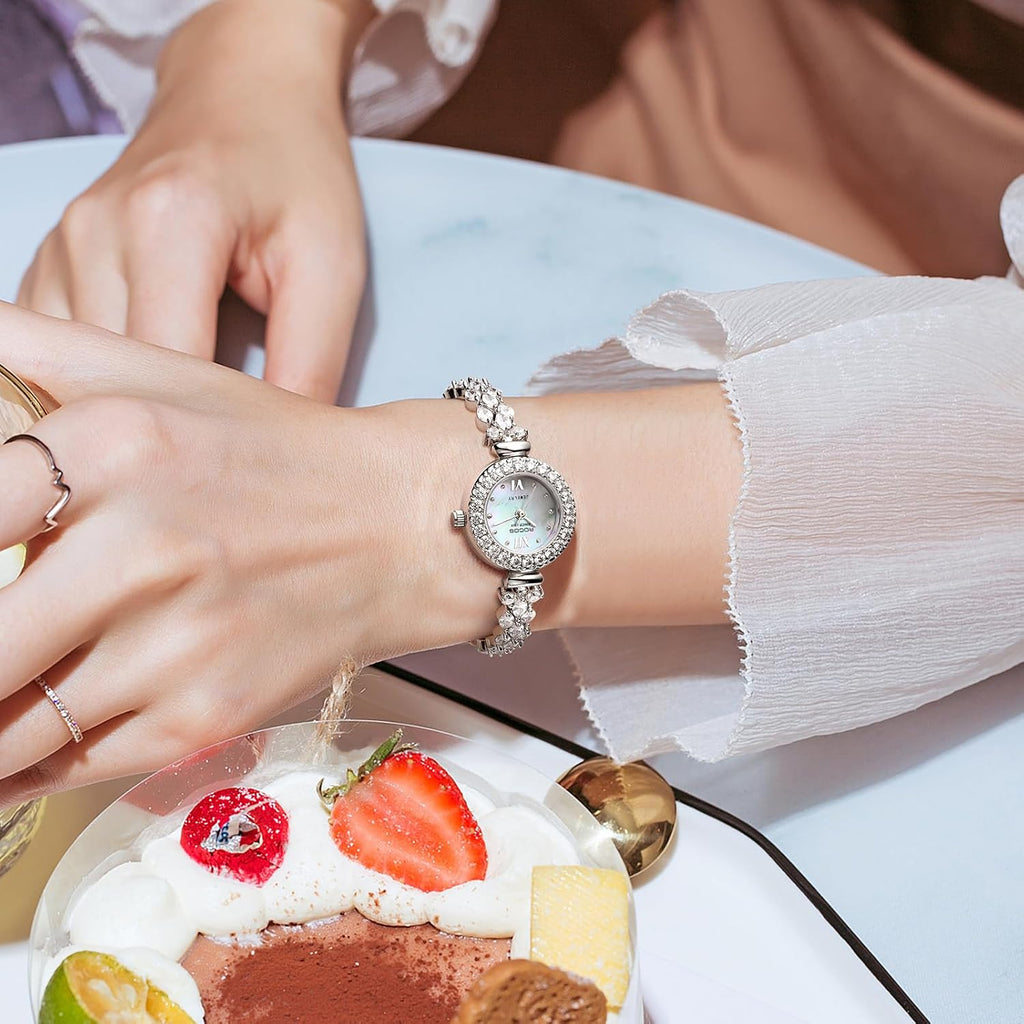 ROCOSJEWE S2020 Reloj de pulsera de lujo con diamantes para mujer, reloj de vestir plateado para mujer, reloj de pulsera de esfera natural con esfera de madreperla pequeña, movimiento de cuarzo, joyería de moda