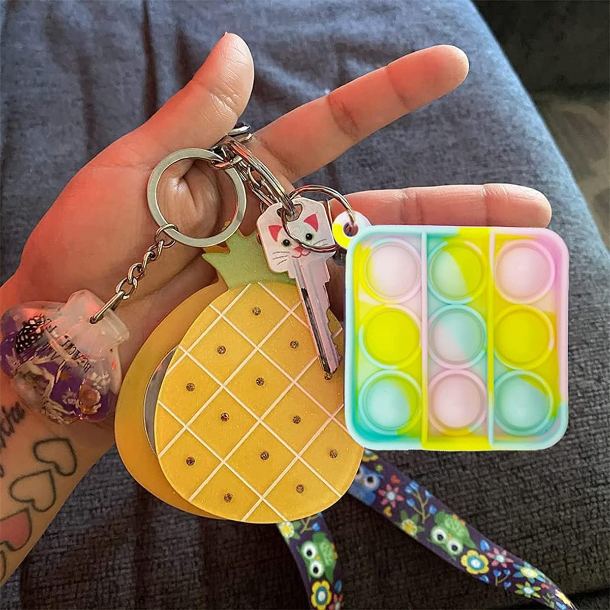 100 piezas de mini llavero de color aleatorio, juguete sensorial de silicona para apretar burbujas que hacen divertido para niños, alivio de ansiedad y estrés para adultos