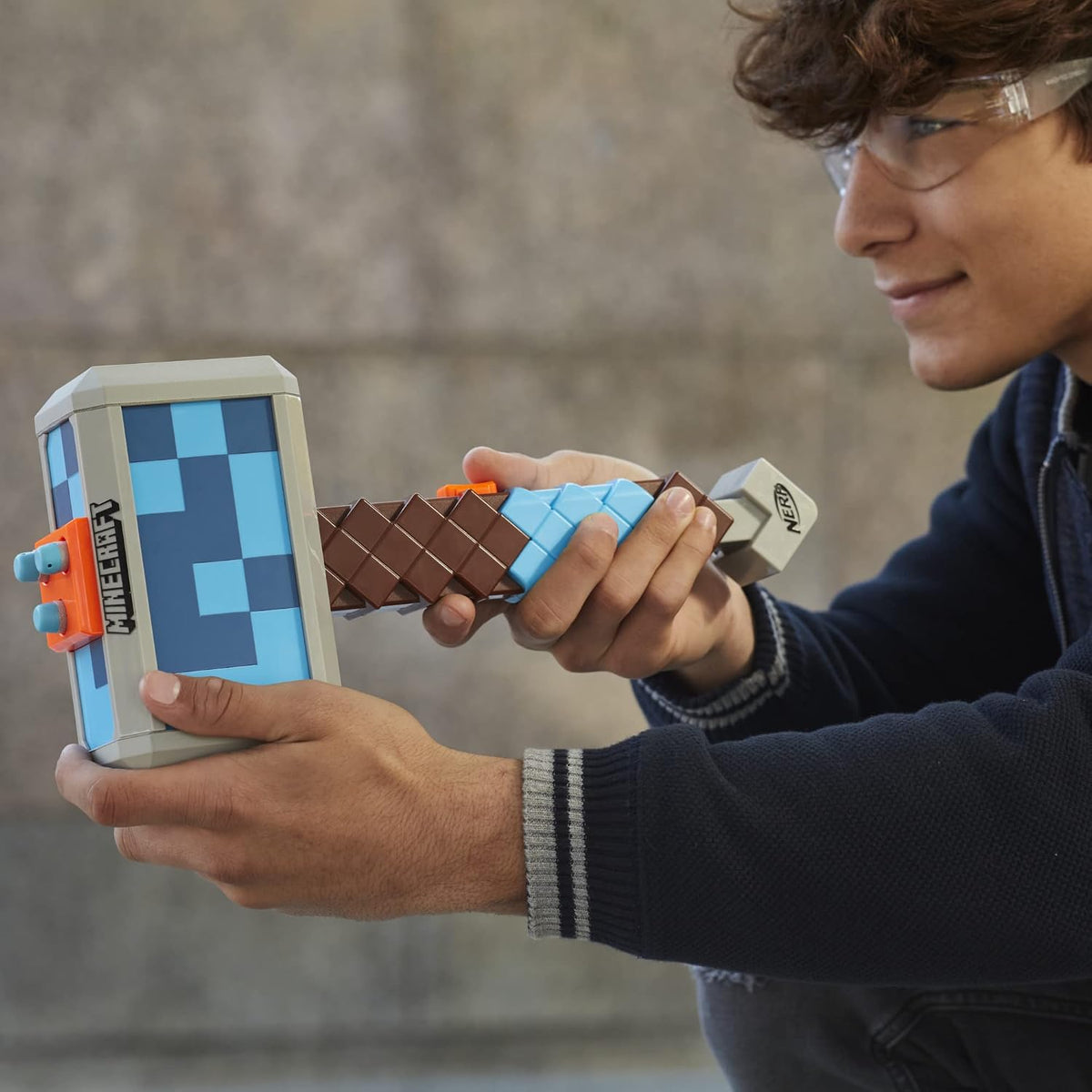 Nerf Minecraft Stormlander Martillo Lanzador de Dardos, Dispara 3 Dardos, Incluye 3 Dardos Elite Oficiales, Mango de Cebado con Tirador (Exclusivo de Amazon)