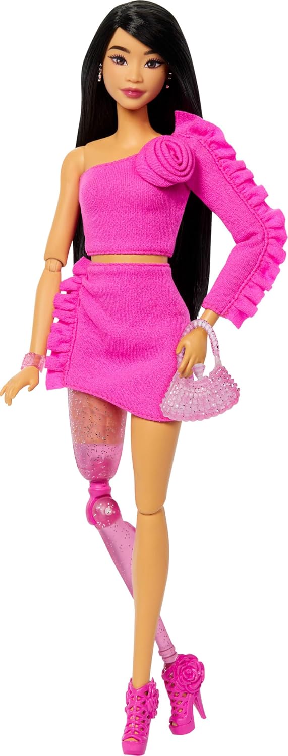 Barbie Muñeca de estilo Deluxe #2 en traje de Barbiecore, pelo negr...
