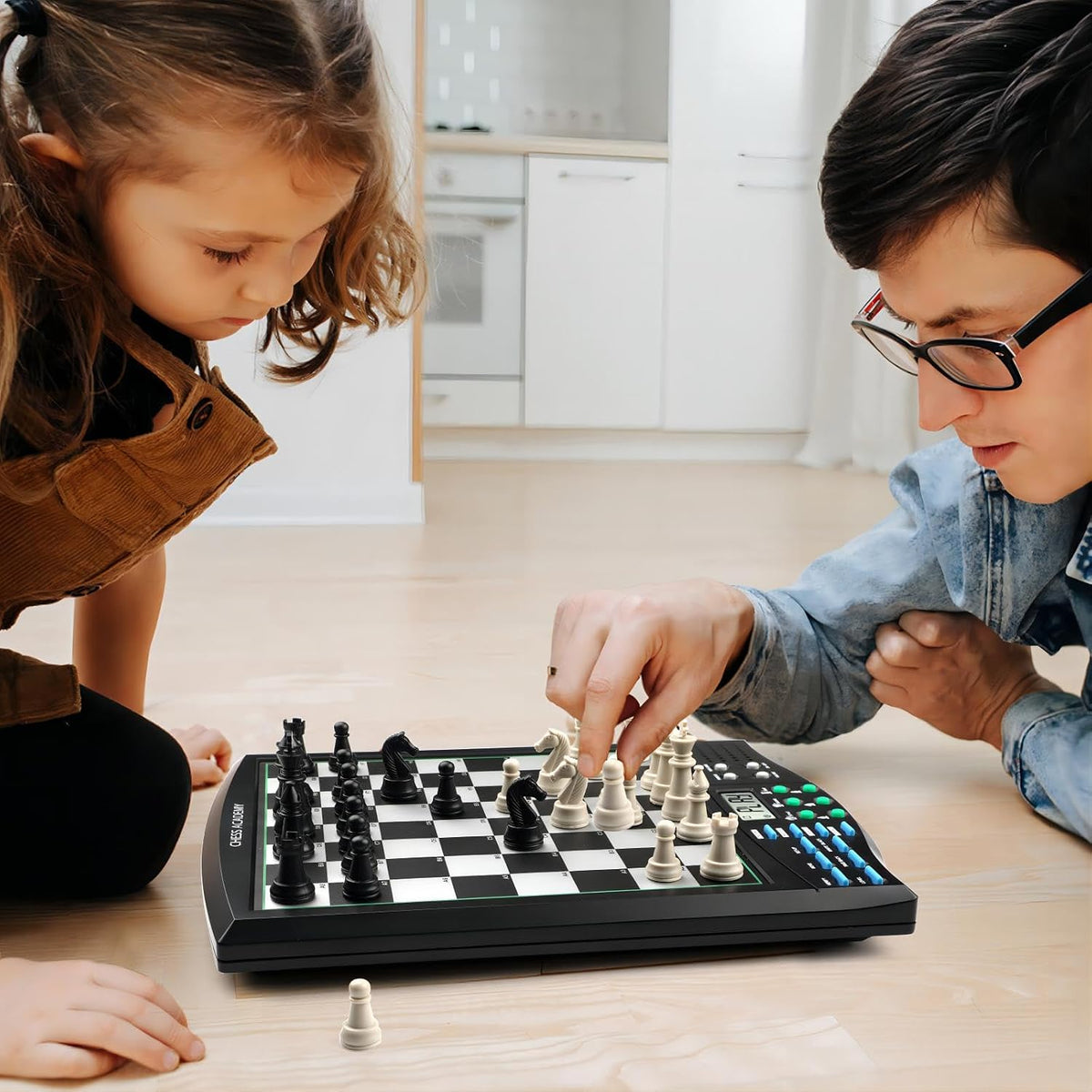 Talking Chess ACADEMY - Juego de ajedrez electrónico, juego de ajedrez magnético para computadora con sistema de enseñanza interactivo para principiantes, IA avanzada para mejorar jugadores, perfecto para niños y adultos, simple y noble