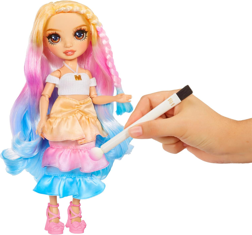 Rainbow High Muñeca de moda DIY para crear y colorear con acuarelas lavables + kit de teñido anudado, ojos marrones, cabello rizado, top y zapatos extra. Colorea, crea, juega, enjuaga y repite