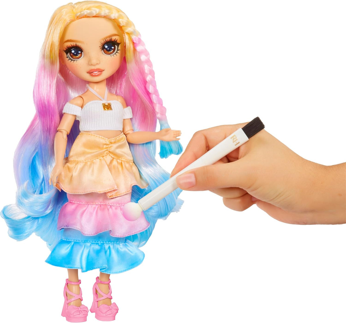 Rainbow High Muñeca de moda DIY para crear y colorear con acuarelas lavables + kit de teñido anudado, ojos marrones, cabello rizado, top y zapatos extra. Colorea, crea, juega, enjuaga y repite