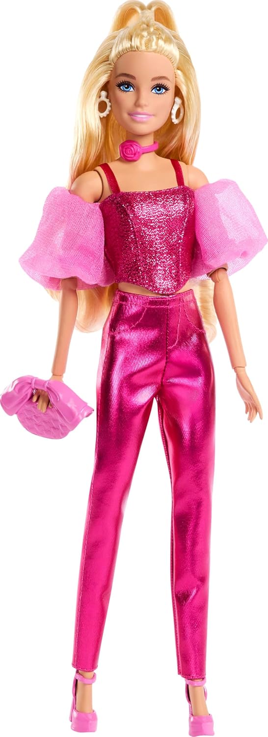 Muñeca Barbie Deluxe Estilo #5 en atuendo rosa metálico, cabello rubio, corsé brillante y pantalones brillantes con accesorios como collar de rosas y bolso de mano