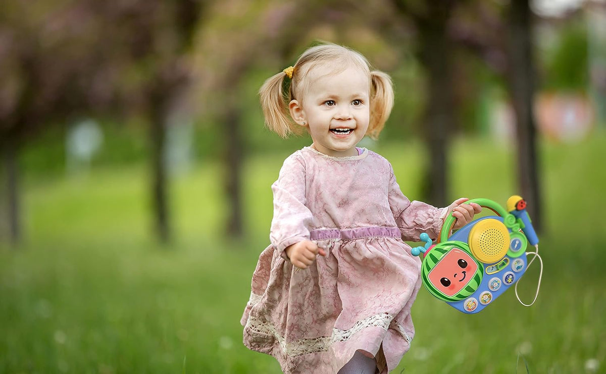 eKids Cocomelon Juguete Singalong Boombox con micrófono y música incorporada, juguetes para niños pequeños para fanáticos de los regalos de Cocomelon
