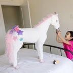 Unicornio de peluche Melissa & Doug, otro