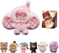 52TOYS POUKAPOUKA Me & I - Caja ciega de vinilo de peluche con diseño suave y adorable, 1 pieza perfecta para abrazar, exhibir y posar únicamente, regalo ideal para fiesta de cumpleaños