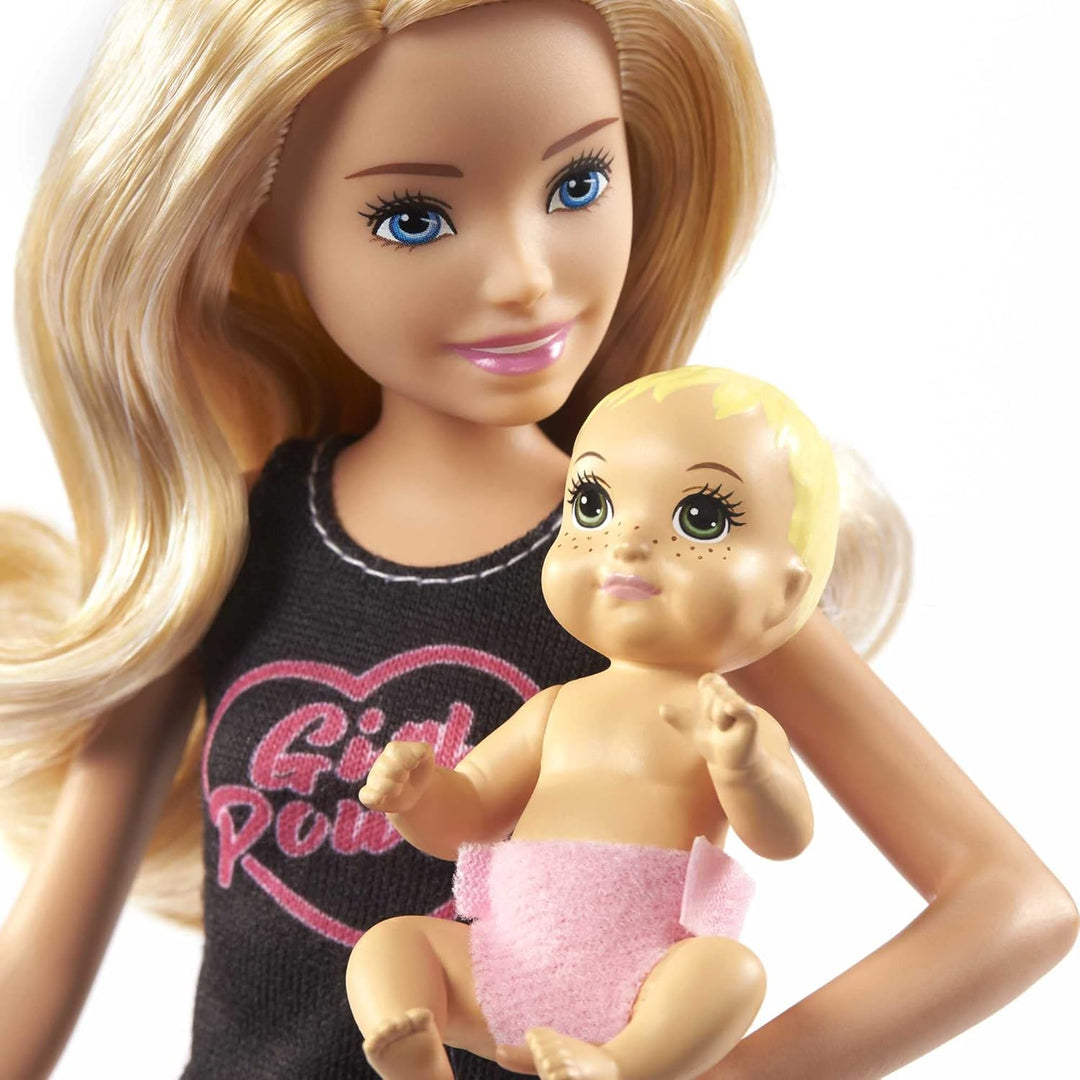 Set de Barbie Skipper Babysitters Inc con muñeca rubia en camiseta...