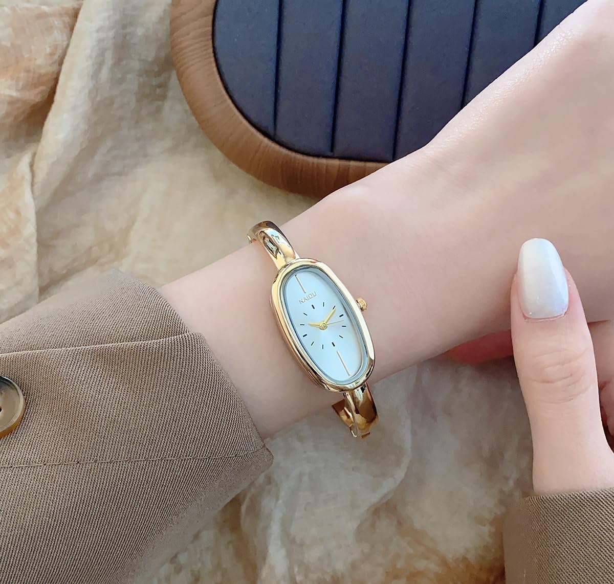 Reloj de pulsera minimalista con brazalete ovalado delicado para mujer
