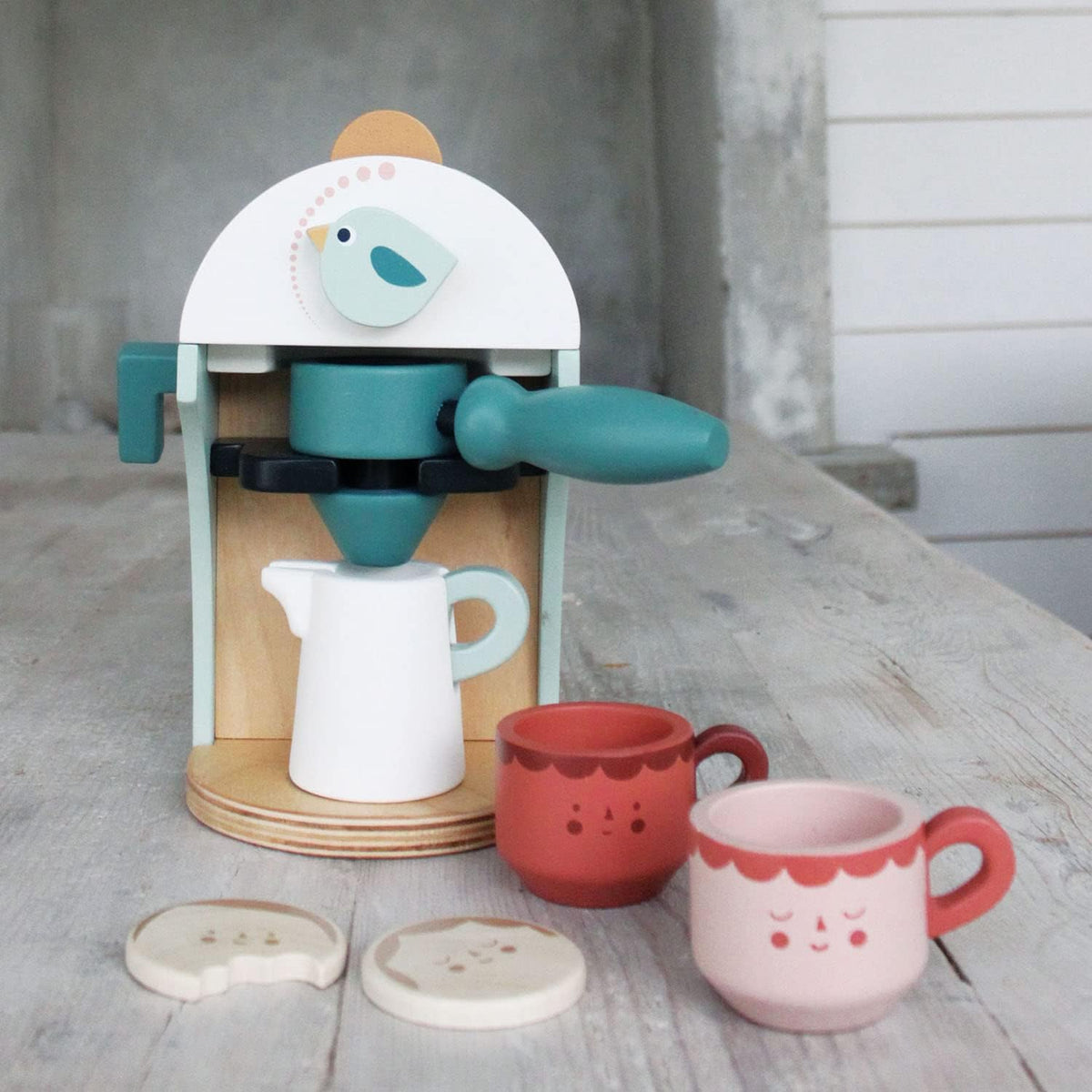 Tender Leaf Toys - Máquina de café de madera Babyccino Maker juguete de juego de comida con cápsulas y tazas de expreso hecho de materiales de primera calidad, artesanía a partir de 3 años