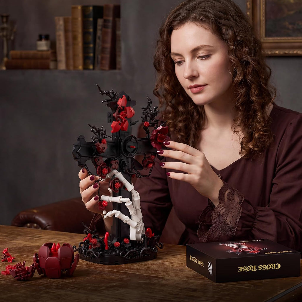 DRZYJ Juego de construcción de cruz de rosas góticas para adultos, 598 piezas de bloques de ramo de rosas rojas oscuras con mano de esqueleto, decoración de escritorio de Halloween, regalo gótico