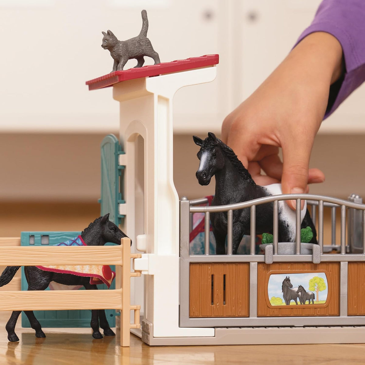 Schleich Horse Club - juego de 34 piezas de juguetes de caballos para el establo con figuras de yegua y potro, figura de gato y accesorios - set de extensión de establo para niñas y niños - juguetes