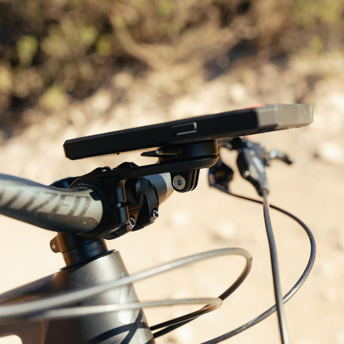 Rokform Funda resistente para iPhone 16 Pro Max + soporte de teléfono para bicicleta superior