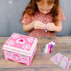Set de manualidades para decorar tu propio joyero de madera, de Melissa & Doug
