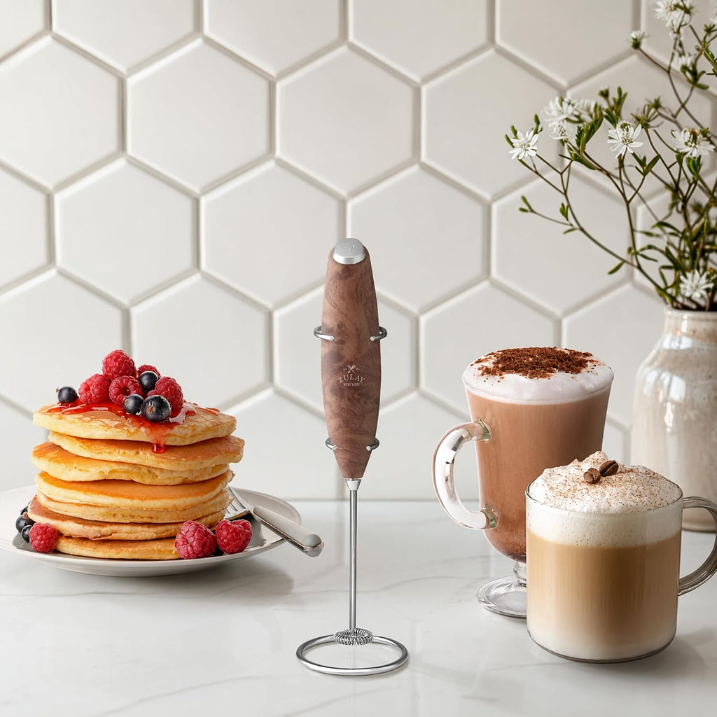 Zulay Kitchen Potente varita espumadora de leche con baterías Duracell - Mezclador de bebidas portátil ultrarrápido - Máquina eléctrica de espuma para café, lattes, capuchino y matcha, motor Z1, nogal