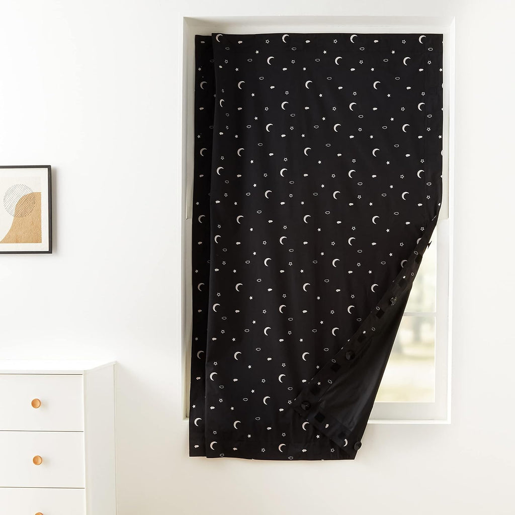 Amazon Basics Cortina opaca portátil para oscurecer la habitación con ventosas, reducción de ruido, 50 pulgadas de ancho x 78 pulgadas de largo, luna y estrellas, 1 paquete