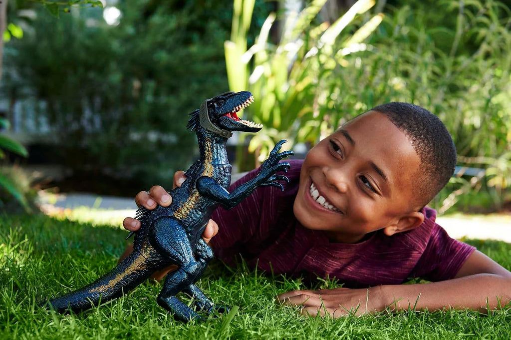 Mattel Jurassic World Figura de dinosaurio Indoraptor Track N Attack con equipo de seguimiento y 3 características de ataque, regalo de juguete con juego físico y digital