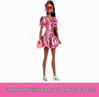 Barbie Muñeca de estilo de lujo #6 en vestido rosa coral metálico con dobladillo de burbujas, pelo negro en cola de caballo, accesorios como gafas de sol, joyas y bolso