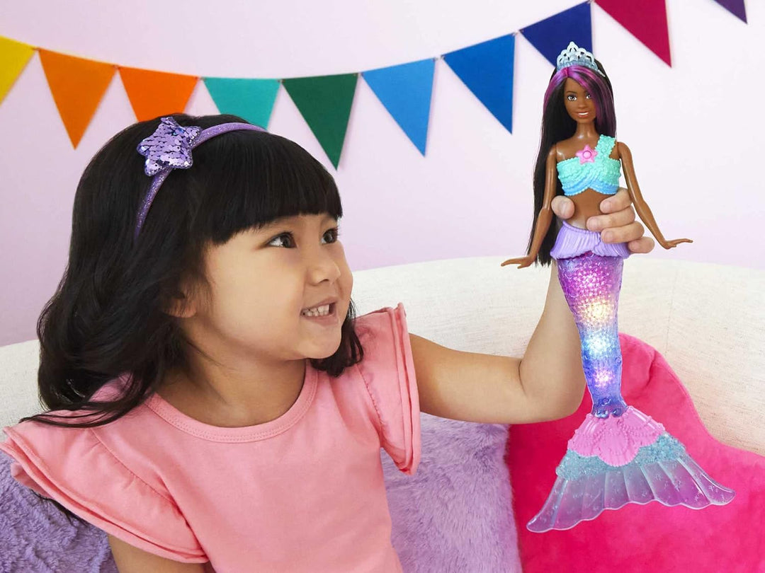 Muñeca de sirena Barbie con cola que se ilumina con luz brillante a...