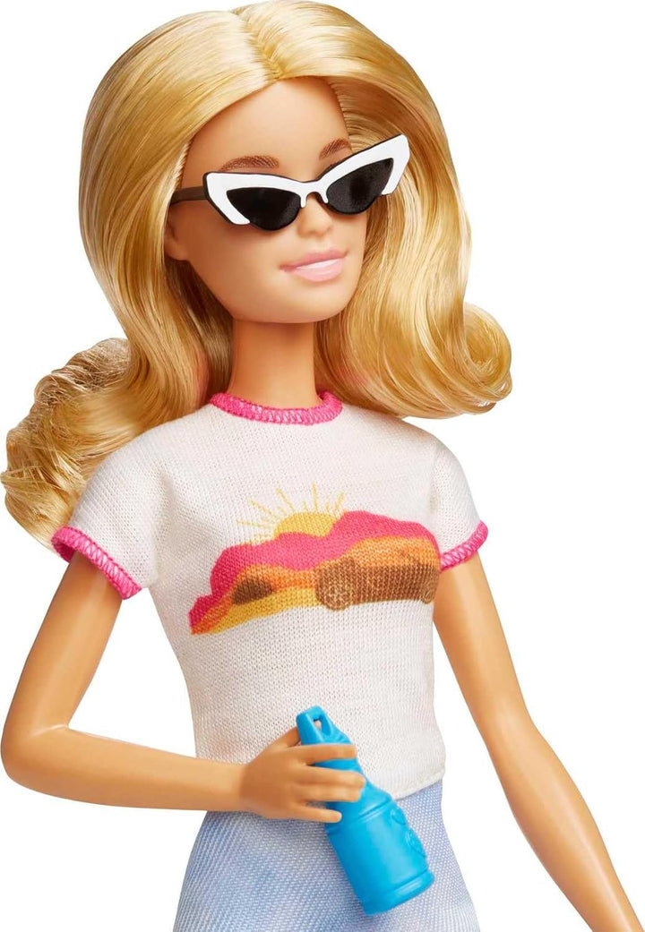 Muñeca Barbie y accesorios, set de viaje con cachorro y más de 10 p...